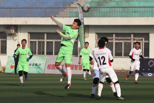 一柱擎天胡金秋！16投轰30+5总决赛最佳一战 带膝伤鏖战太不易
